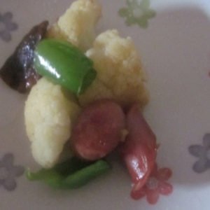 野菜で一皿☆　「カリフラワーのガリバタ炒め」